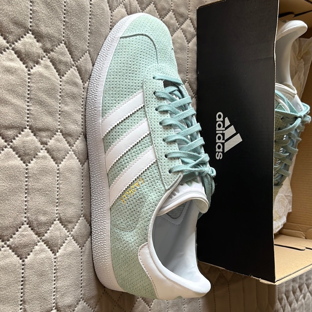 Super cute and comfy gazelle adidas shoe